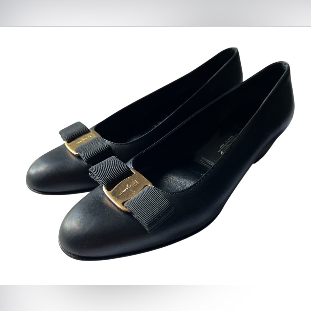 Salvatore Ferragamo Vara Black Leather Bow Pumps Slip On Heels Women’s Size 7.5 - Picture 3 of 16